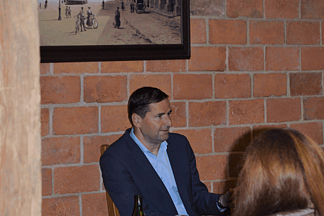 Robert Záruba v Nové Pace - S fanoušky si popovídal hlavně o sportovních tématech