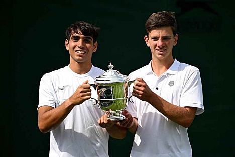 Trofej z Wimbledonu míří do Dvora Králové nad Labem, pyšní se jí Jakub Filip